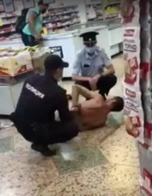 Наркоман гуляет голый
